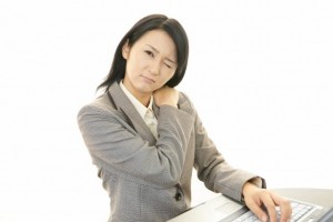 肩が凝っている女性